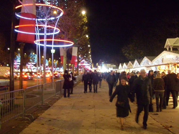 PARIS , UNA FIESTA DE LUCES Y COLORES. · 4
