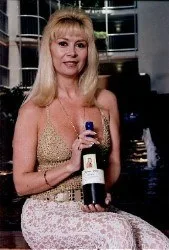 Miriam Peiro promocionando su marca de vinos.