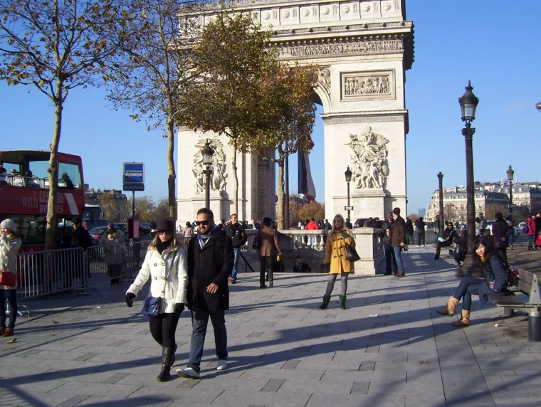 PARIS , UNA FIESTA DE LUCES Y COLORES. · 11