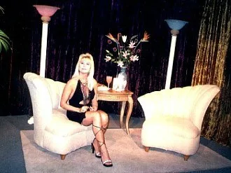 Miriam Peiro, probando distinto vestuario en uno de los set.