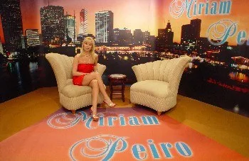 En uno de sus Set de TV, posando para fotografos de medios locales.