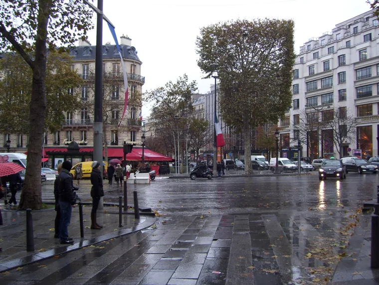 PARIS , UNA FIESTA DE LUCES Y COLORES.