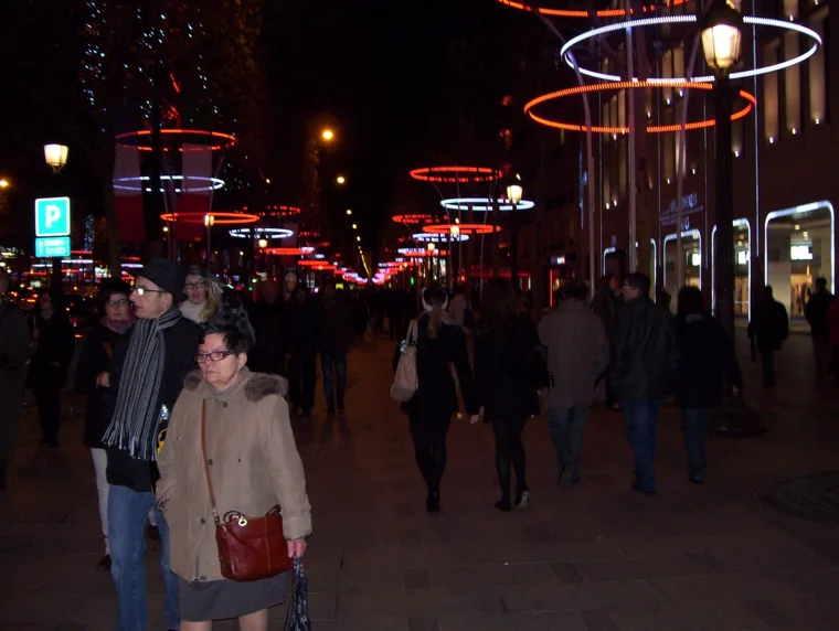 PARIS , UNA FIESTA DE LUCES Y COLORES. · 7